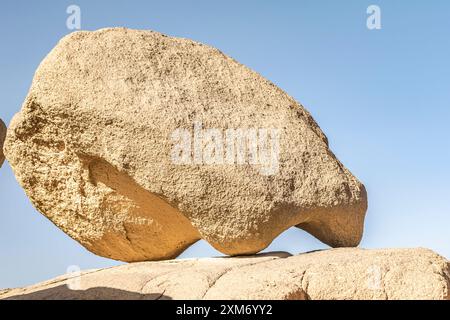 Riesige Sedimentgesteine, die natürlich im trockenen Klima der Sahara geformt wurden, mit Sonnenlicht und blauem Himmel auf dem Hintergrund. Flachwinkelansicht. Stockfoto