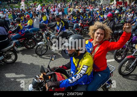 Abschluss des Wahlkampfes in Venezuela. Anhänger von Präsident Nicolas Maduro spazieren am letzten Wahlkampftag durch die Stadt Caracas Stockfoto