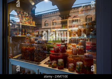Eingelegtes Obst und Gemüse in einem Geschäft, Altstadt, Stadt Mantua, Provinz Mantua, Mantova, am Fluss Mincio, Lombardei, Italien, Europa Stockfoto