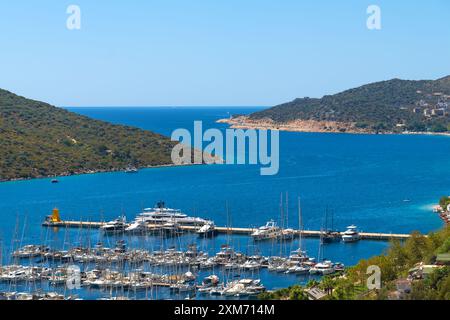 Marina mit Yachten in der Nähe von Kas in der Türkei an einem sonnigen hellen Tag. Wunderschöne Landschaft mit Yachten, Bergen Stockfoto