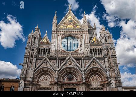 Himmel spiegelt sich im Fenster der Kathedrale, Kathedrale, Hauptfassade, Siena, Toskana, Italien, Europa Stockfoto