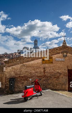 Rote Vespa im Vordergrund, Ansicht der Altstadt Kathedrale mit Turm, Siena, Toskana Region, Italien, Europa Stockfoto