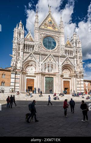 Himmel spiegelt sich im Fenster der Kathedrale, Kathedrale, Hauptfassade, Siena, Toskana, Italien, Europa Stockfoto