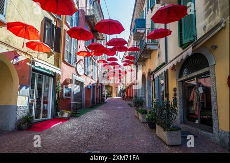 Rote Regenschirme in der Altstadt von Luino, Provinz Varese, Lago Maggiore, Lombardei, Italien, Europa Stockfoto