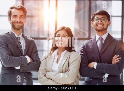 Büroangestellte halten Ordner mit Dokumenten in der Hand in ihrem Büro. Stockfoto