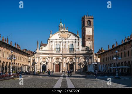 Piazza Ducale mit Kathedrale von Vigevano Cattedrale di Sant'Ambrogio am Ende des Platzes, Vigevano, Provinz Pavia, Lombardei, Italien, Euro Stockfoto