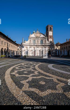 Piazza Ducale mit Kathedrale von Vigevano Cattedrale di Sant'Ambrogio am Ende des Platzes, Vigevano, Provinz Pavia, Lombardei, Italien, Euro Stockfoto
