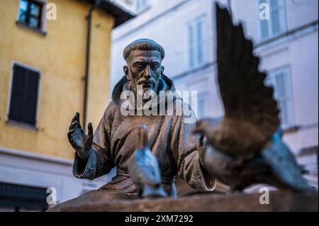 Denkmal und Brunnen Fontana di San Francesco vor der Kirche San Francesco d&#39;Assisi, Vigevano, Provinz Pavia, Lombardei, Italien, Eur Stockfoto