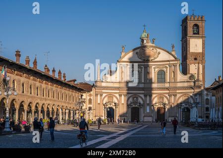 Piazza Ducale mit Kathedrale Vigevanono Cattedrale di Sant'Ambrogio am Ende des Platzes, Vigevano, Provinz Pavia, Lombardei, Italien, Eur Stockfoto