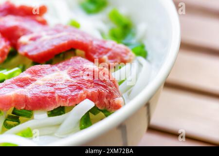 Nahaufnahme des Pho Bo. Beliebte Rindfleischnudelsuppe in Vietnam Stockfoto