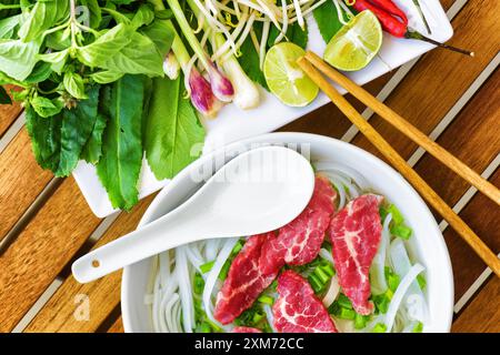 Draufsicht auf den Pho Bo. Beliebte Rindfleischnudelsuppe in Vietnam Stockfoto