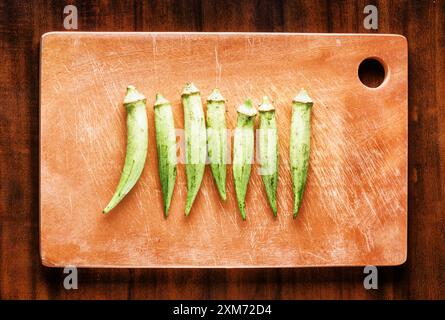 Frische grüne Samenkapseln Okra auf einem Holzbrett. Gesunde Öko-Lebensmittel Stockfoto