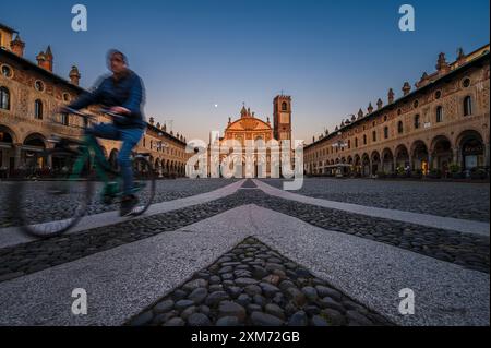 Piazza Ducale mit Kathedrale Vigevanono Cattedrale di Sant'Ambrogio am Ende des Platzes, Vigevano, Provinz Pavia, Lombardei, Italien, Eur Stockfoto