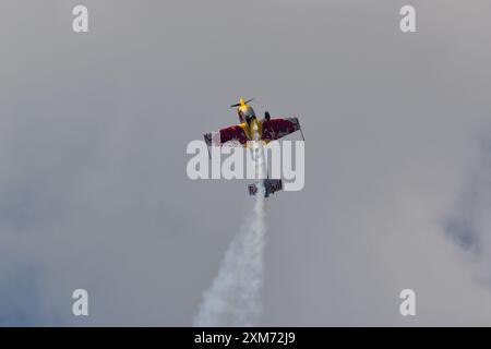 Kunstflug des tschechischen Europameisters Martin Šonka in einem Flugzeug mit einem Red Bull Sponsorprint mit einer weißen Wolke auf dem Hintergrund Stockfoto