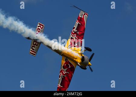 Eine Nahaufnahme des Kunstflugzeuges während des Auftritts des tschechischen Europameisters Martin Šonka in einem Flugzeug mit einem Red Bull-Druck während der Flugschau Stockfoto