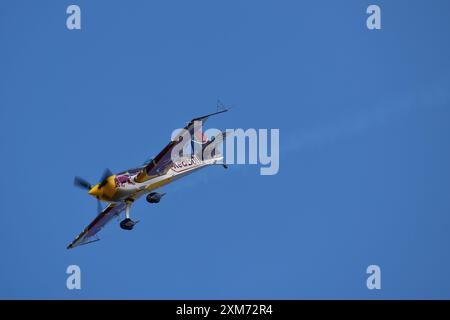 Kunstflug-Leistung des tschechischen Europameisters Martin Šonka in einem Flugzeug mit einem Red Bull-Print mit dem klaren blauen Himmel im Hintergrund Stockfoto