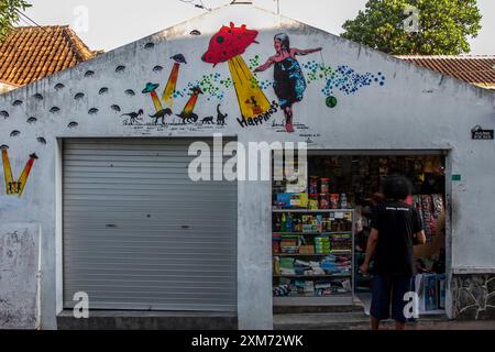 26. Juli 2024, Yogyakarta, Spezialregion Yogyakarta, Indonesien: Ein Mann kauft an einem mit UFO und Alien-Motiven geschmückten Stand im UFO Village im Mantrijeron District, Yogyakarta City. Die Bewohner arbeiteten zusammen, um das Dorf mit einem UFO- und Alien-Thema zu dekorieren, um den Unabhängigkeitstag der Republik Indonesien am 17. August zu begrüßen. Darüber hinaus ist das UFO-Dorf als Sprache für das Studium des Universums gedacht, so dass die Menschen sich immer bewusst sind, in ihrer jeweiligen Umgebung Sauberkeit zu wahren. (Foto: © Angga Budhiyanto/ZUMA Press Wire/Alamy Live News) EDITORIAL USAG Stockfoto