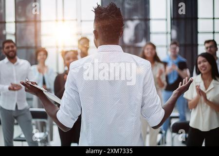 Rückansicht von Geschäftskollegen bei der Besprechung von Berichten in modernen Büros. Stockfoto
