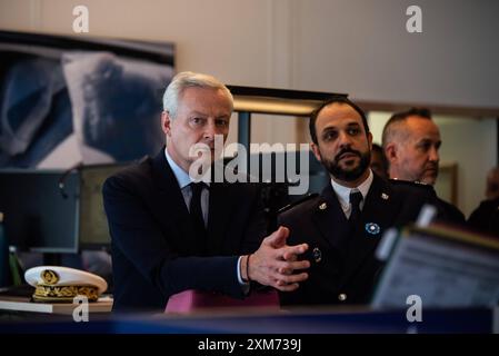 FRANKREICH-POLITIK-SPORT-OLY Wirtschaftsminister Bruno Le Maire besucht das Zollzentrum in Paris und lobt die außergewöhnlichen Anstrengungen, die die Zollbehörden am Vorabend der Olympischen Eröffnungszeremonie unternommen haben. In Paris Am 25. Juli 2024. PARIS ILE-DE-FRANCE FRANKREICH URHEBERRECHT: XANDREAXSAVORANIXNERIX FRANCE-POLITICS-SPORT-OLY-ASN ASAVORANINERI-15 Stockfoto