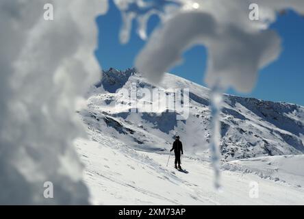 Eis im Skigebiet Pico de Veleta, Sierra Nevada oberhalb von Granada, Andalusien, Spanien Stockfoto