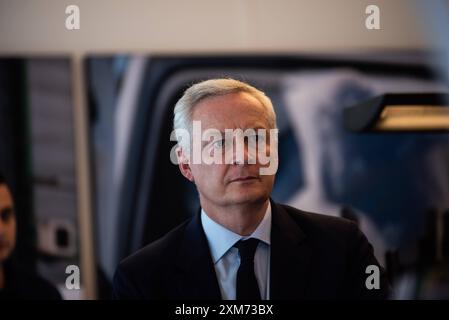 FRANKREICH-POLITIK-SPORT-OLY Wirtschaftsminister Bruno Le Maire besucht das Zollzentrum in Paris und lobt die außergewöhnlichen Anstrengungen, die die Zollbehörden am Vorabend der Olympischen Eröffnungszeremonie unternommen haben. In Paris Am 25. Juli 2024. PARIS ILE-DE-FRANCE FRANKREICH URHEBERRECHT: XANDREAXSAVORANIXNERIX FRANCE-POLITICS-SPORT-OLY-ASN ASAVORANINERI-19 Stockfoto