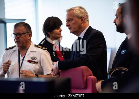 FRANKREICH-POLITIK-SPORT-OLY Wirtschaftsminister Bruno Le Maire besucht das Zollzentrum in Paris und lobt die außergewöhnlichen Anstrengungen, die die Zollbehörden am Vorabend der Olympischen Eröffnungszeremonie unternommen haben. In Paris Am 25. Juli 2024. PARIS ILE-DE-FRANCE FRANKREICH URHEBERRECHT: XANDREAXSAVORANIXNERIX FRANCE-POLITICS-SPORT-OLY-ASN ASAVORANINERI-31 Stockfoto