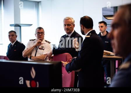 FRANKREICH-POLITIK-SPORT-OLY Wirtschaftsminister Bruno Le Maire besucht das Zollzentrum in Paris und lobt die außergewöhnlichen Anstrengungen, die die Zollbehörden am Vorabend der Olympischen Eröffnungszeremonie unternommen haben. In Paris Am 25. Juli 2024. PARIS ILE-DE-FRANCE FRANKREICH URHEBERRECHT: XANDREAXSAVORANIXNERIX FRANCE-POLITICS-SPORT-OLY-ASN ASAVORANINERI-33 Stockfoto