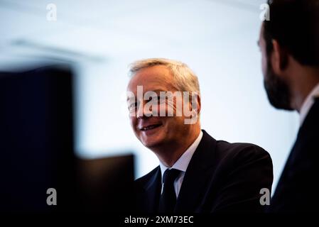 FRANKREICH-POLITIK-SPORT-OLY Wirtschaftsminister Bruno Le Maire besucht das Zollzentrum in Paris und lobt die außergewöhnlichen Anstrengungen, die die Zollbehörden am Vorabend der Olympischen Eröffnungszeremonie unternommen haben. In Paris Am 25. Juli 2024. PARIS ILE-DE-FRANCE FRANKREICH URHEBERRECHT: XANDREAXSAVORANIXNERIX FRANCE-POLITICS-SPORT-OLY-ASN ASAVORANINERI-41 Stockfoto