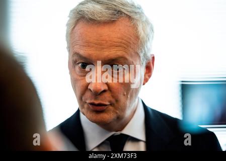 FRANKREICH-POLITIK-SPORT-OLY Wirtschaftsminister Bruno Le Maire besucht das Zollzentrum in Paris und lobt die außergewöhnlichen Anstrengungen, die die Zollbehörden am Vorabend der Olympischen Eröffnungszeremonie unternommen haben. In Paris Am 25. Juli 2024. PARIS ILE-DE-FRANCE FRANKREICH URHEBERRECHT: XANDREAXSAVORANIXNERIX FRANCE-POLITICS-SPORT-OLY-ASN ASAVORANINERI-55 Stockfoto