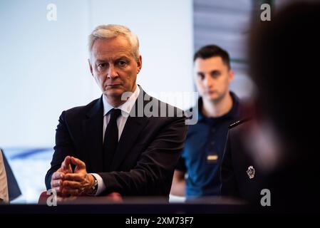 FRANKREICH-POLITIK-SPORT-OLY Wirtschaftsminister Bruno Le Maire besucht das Zollzentrum in Paris und lobt die außergewöhnlichen Anstrengungen, die die Zollbehörden am Vorabend der Olympischen Eröffnungszeremonie unternommen haben. In Paris Am 25. Juli 2024. PARIS ILE-DE-FRANCE FRANKREICH URHEBERRECHT: XANDREAXSAVORANIXNERIX FRANCE-POLITICS-SPORT-OLY-ASN ASAVORANINERI-48 Stockfoto