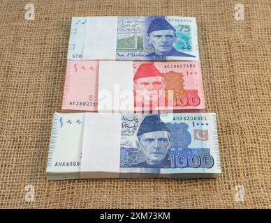 Pakistan eintausend, einhundertfünfundsiebzig Rupien Banknotenbündel Stockfoto