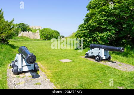 Carisbrooke Castle Isle of Wight – zwei nachgebildete Kanonen auf der East Bastion oberhalb des Bowling Green auf der Carisbrooke Castle Isle of Wight England GB Stockfoto