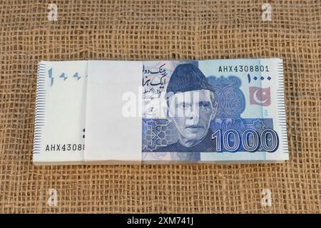 Pakistans Ein Tausend-Rupien-Banknotenbündel Stockfoto