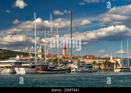 Kreuzfahrtschiffe vor der Altstadt von Trogir, Kroatien, Europa Stockfoto