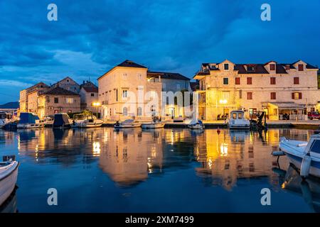 Trogir Marina in der Abenddämmerung, Trogir, Kroatien, Europa Stockfoto