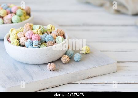 Bunt mit Zucker überzogene gebratene Kichererbsen, traditionelle türkische Nüsse, runde kleine Süßwaren Stockfoto