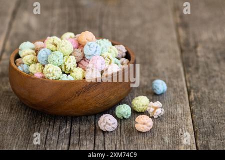 Bunt mit Zucker überzogene gebratene Kichererbsen, traditionelle türkische Nüsse, runde kleine Süßwaren Stockfoto