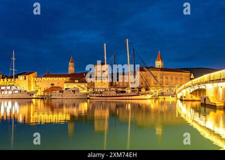 Kreuzfahrtschiffe vor der Altstadt von Trogir in der Abenddämmerung, Kroatien, Europa Stockfoto