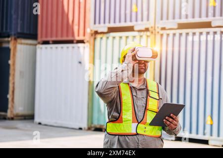 Mitarbeiter mit VR Vision Pro Technologie Headset-Gerät arbeiten auf der Baustelle Container Yard Innovation in der Logistikbranche Stockfoto