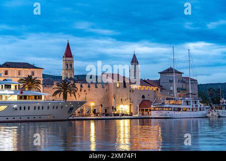 Kreuzfahrtschiffe vor der Altstadt von Trogir in der Abenddämmerung, Kroatien, Europa Stockfoto