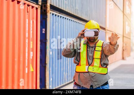 Mitarbeiter mit VR Vision Pro Technologie Headset-Gerät arbeiten auf der Baustelle Container Yard Innovation in der Logistikbranche Stockfoto