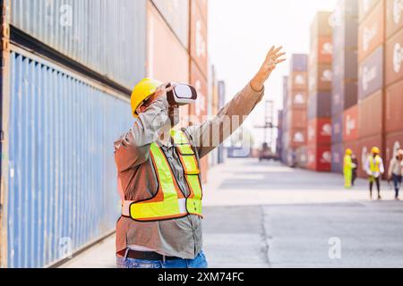 Mitarbeiter mit VR Vision Pro Technologie Headset-Gerät arbeiten auf der Baustelle Container Yard Innovation in der Logistikbranche Stockfoto