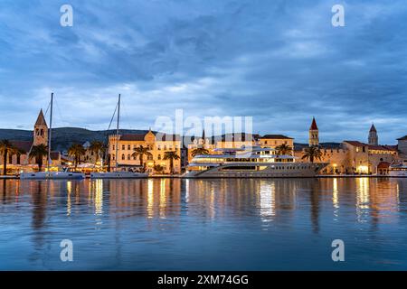 Kreuzfahrtschiff vor der Altstadt von Trogir in der Abenddämmerung, Kroatien, Europa Stockfoto