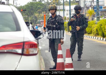 BETONG, THAILAND, 1. März 2024, eine bewaffnete Patrouille kontrolliert Autos auf der Straße Stockfoto