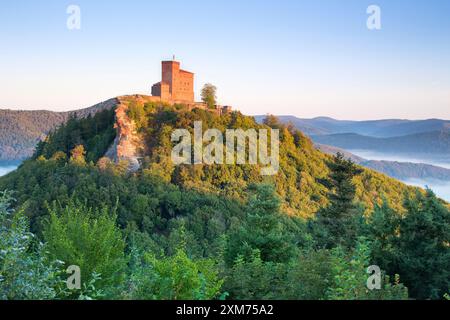 Schloss Trifels im ersten Morgenlicht, Annweiler am Trifels, Rheinland-Pfalz, Deutschland Stockfoto