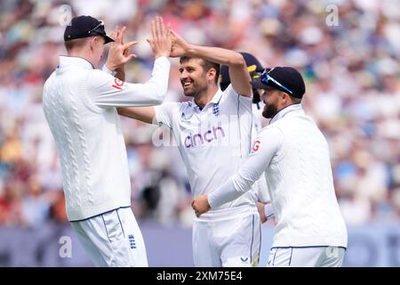 Mark Wood (Mitte) feiert mit Zak Crawley (links) und Ben Duckett, nachdem er Kirk McKenzie von West Indies am ersten Tag des dritten Rothesay Test Matches in Edgbaston, Birmingham, entlassen hat. Bilddatum: Freitag, 26. Juli 2024. Stockfoto