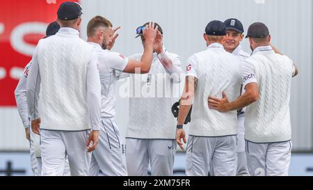 Birmingham, Großbritannien. Juli 2024. #37, Gus Atkinson feiert die Übernahme des Wicket of Mikyle Louis während des Spiels der International Test Match Series zwischen England und West Indies am 26. Juli 2024 im Edgbaston Cricket Ground, Birmingham, England. Foto von Stuart Leggett. Nur redaktionelle Verwendung, Lizenz für kommerzielle Nutzung erforderlich. Keine Verwendung bei Wetten, Spielen oder Publikationen eines einzelnen Clubs/einer Liga/eines Spielers. Quelle: UK Sports Pics Ltd/Alamy Live News Stockfoto