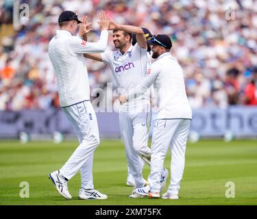 Mark Wood (Mitte) feiert mit Zak Crawley (links) und Ben Duckett, nachdem er Kirk McKenzie von West Indies am ersten Tag des dritten Rothesay Test Matches in Edgbaston, Birmingham, entlassen hat. Bilddatum: Freitag, 26. Juli 2024. Stockfoto