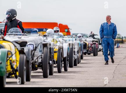 Die Mitglieder des Vintage Sports Car Club (V.S.C.C.) nehmen an der fünften Runde der SpeedTrials-Meisterschaft auf dem Blyton Circuit Teil. Stockfoto