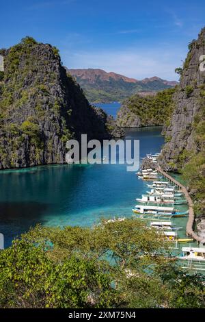 Blick auf die Bangka Ausleger Kanu Tour Boote in der Lagune, gesehen von der Aussichtsplattform auf dem Weg zum Kayangan See, Coron, Palawan, Philippinen Stockfoto